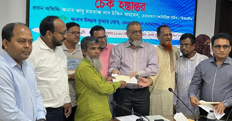 বিআরটিএ চেয়ারম্যানের চেক হস্তান্তর